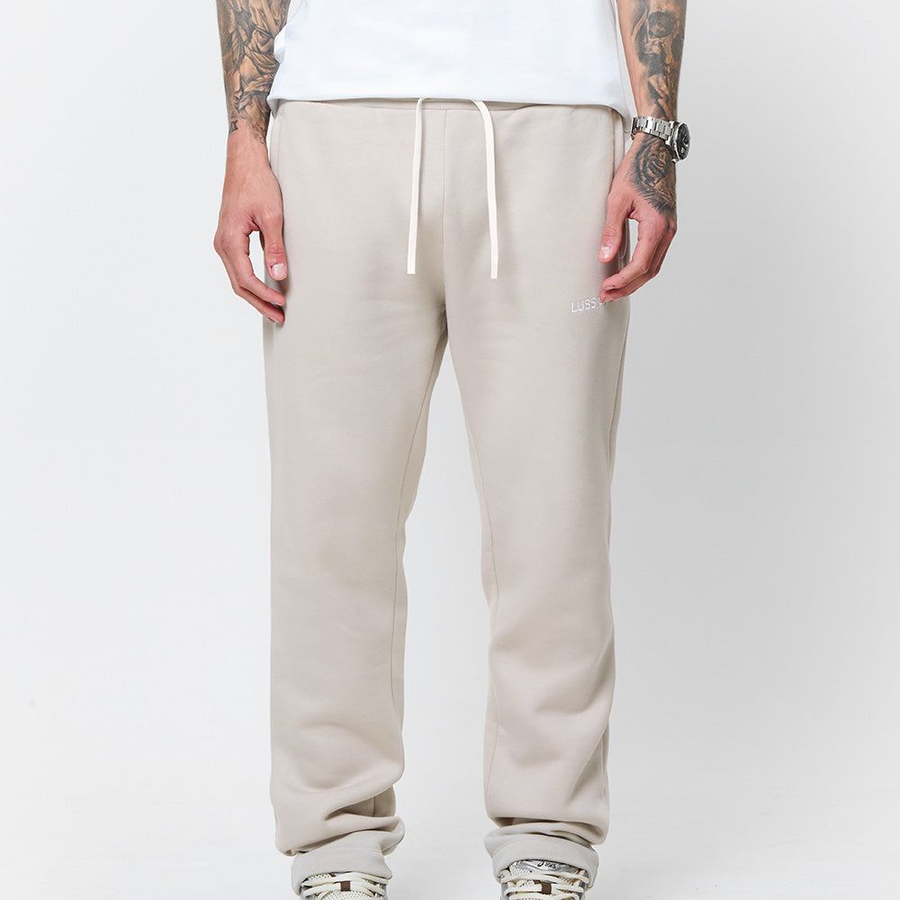 Model not showing face and close up on the Stone jogger, front view